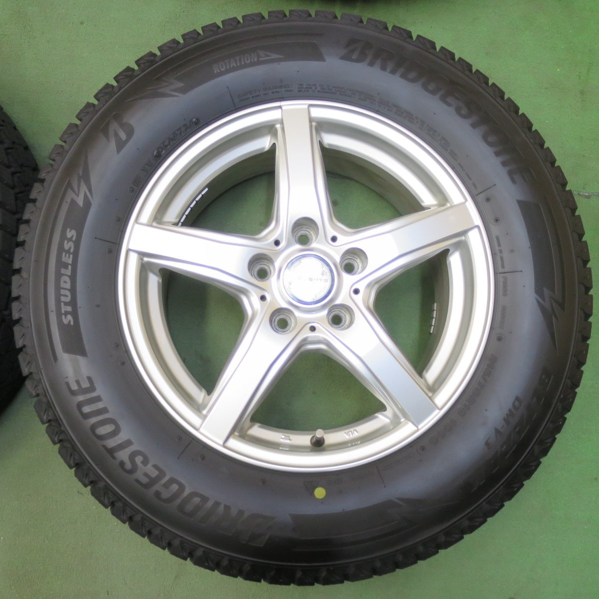 バリ溝！24年！キレイ！ほぼ10分★スタッドレス 215/70R16 ブリヂストン ブリザック DM-V3 VIOLENTO ヴィオレント 16インチ PCD114.3/5H★5112407イス