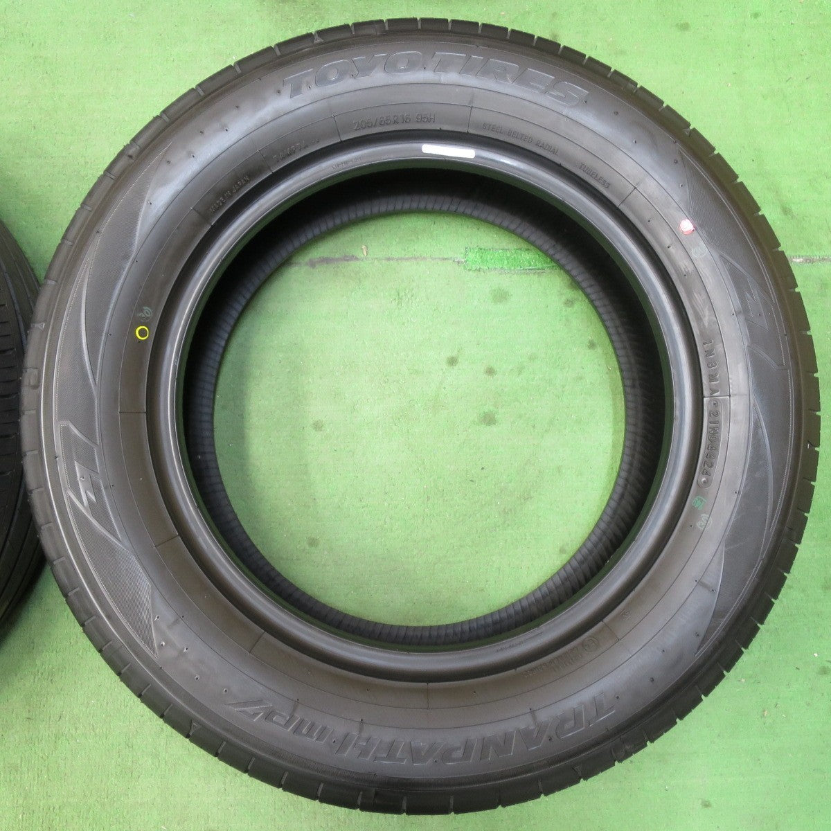 [送料無料] 新車外し！24年★205/65R16 トーヨー トランパス MP7 タイヤ 16インチ ヤリスクロス セレナ 等★5030610イノタ