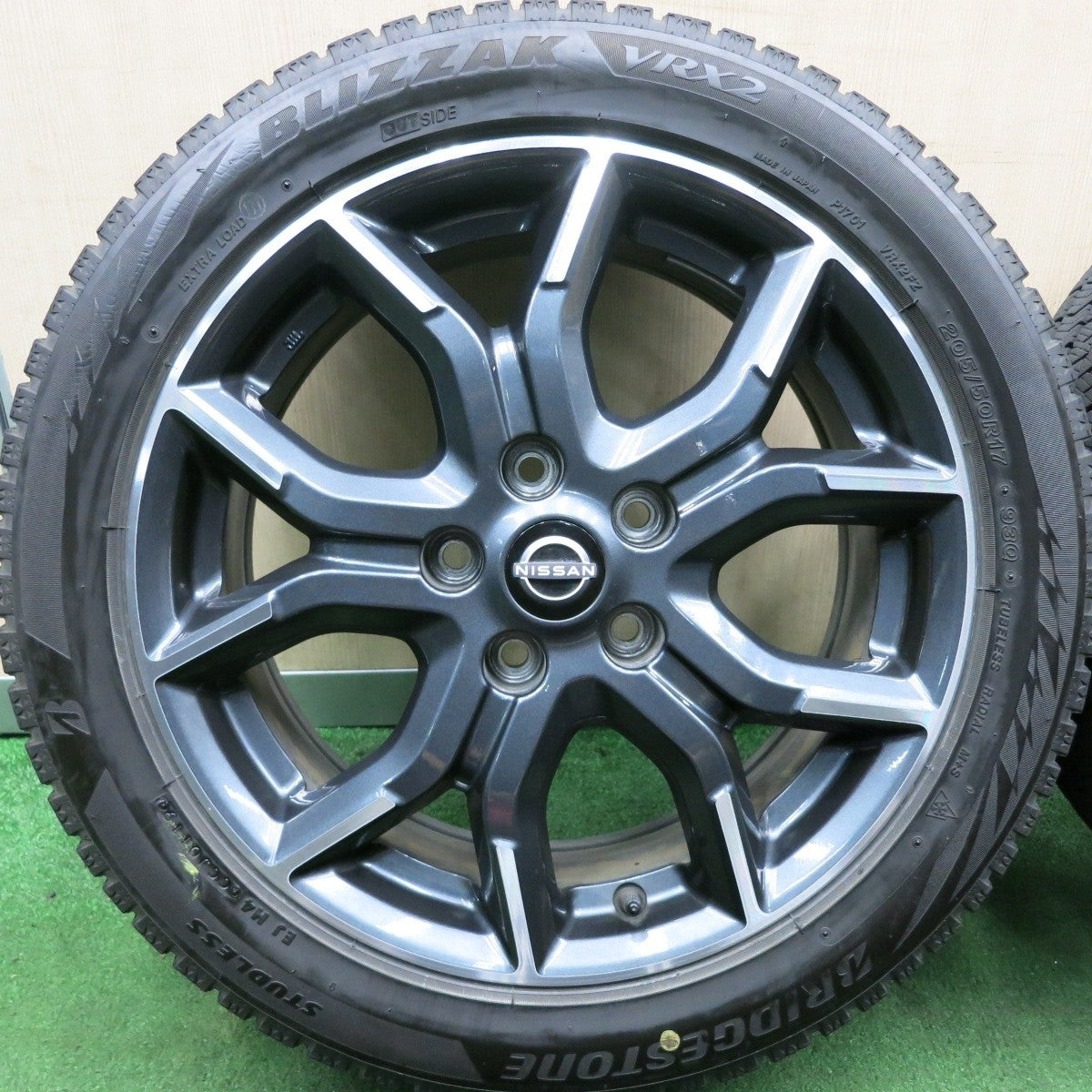 バリ溝！キレイ！9.5分★日産 C27 セレナ ニスモ 純正 205/50R17 スタッドレス ブリヂストン VRX2 PCD114.3/5H★4050601HAス
