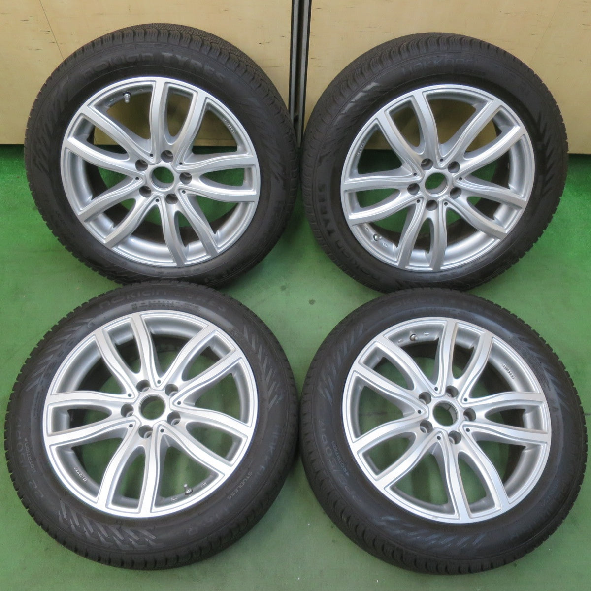 バリ溝！24年！キレイ！9.5分★BMW 等 MAK FAHR 225/50R17 スタッドレス ノキアン タイヤ ハッカペリッタ R5 ファー 17インチ PCD112/5H★6010607イス