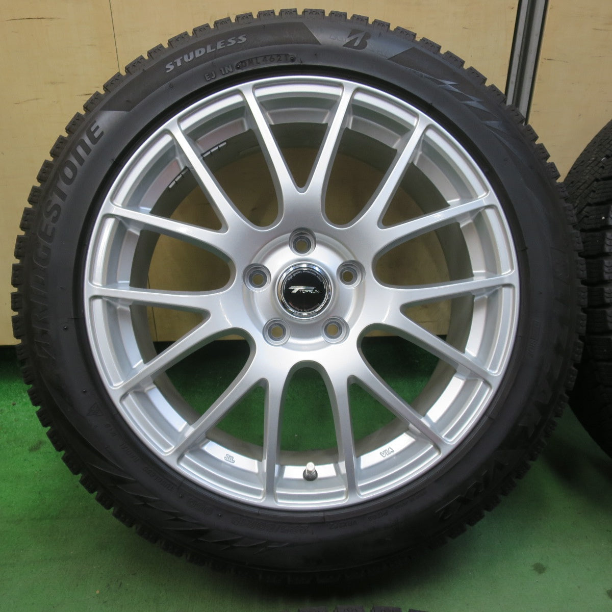 バリ溝！キレイ！9.5分★スタッドレス 225/50R18 ブリヂストン ブリザック VRX2 TOPRUN トップラン 18インチ PCD114.3/5H★6010602イス
