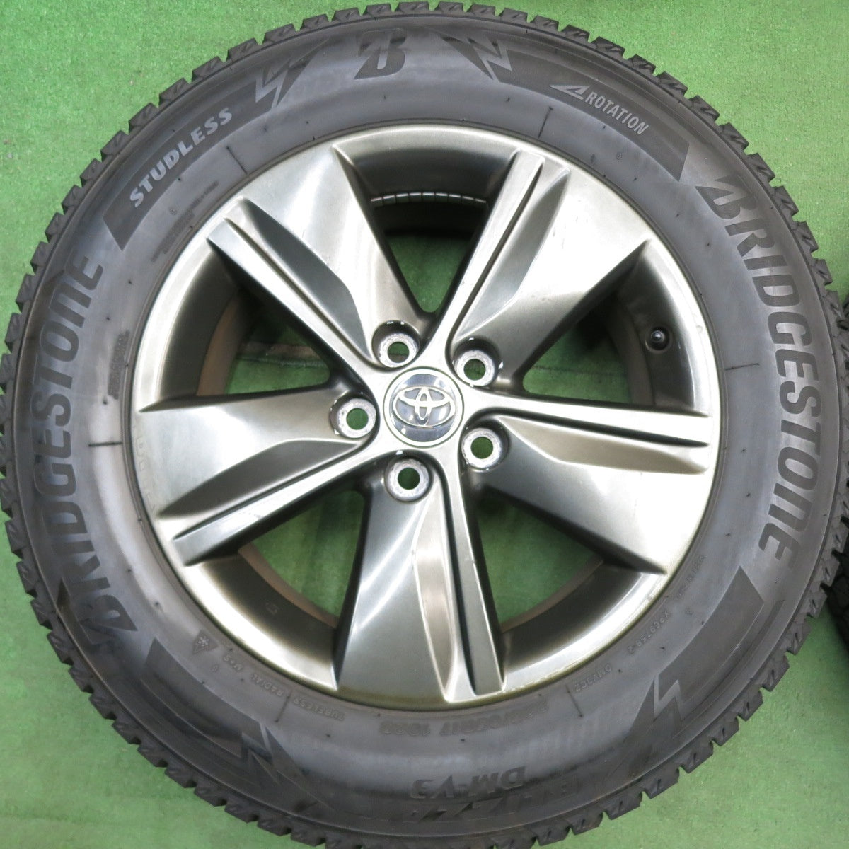 バリ溝！9.5分★トヨタ 60系 ハリアー 純正 225/65R17 スタッドレス ブリヂストン ブリザック DM-V3 17インチ PCD114.3/5H★6043002HAス
