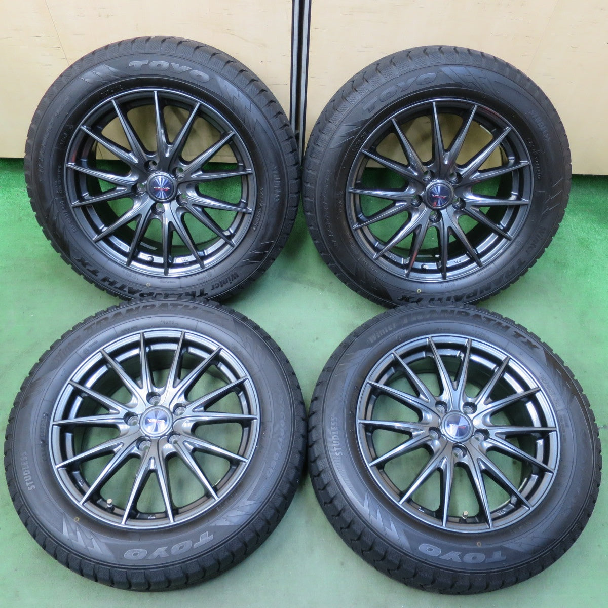 バリ溝！キレイ！9.5分以上★スタッドレス 215/60R17 トーヨー ウインター トランパス TX VELVA SPORTZ ヴェルヴァ 17インチ PCD114.3/5H★5121301イス