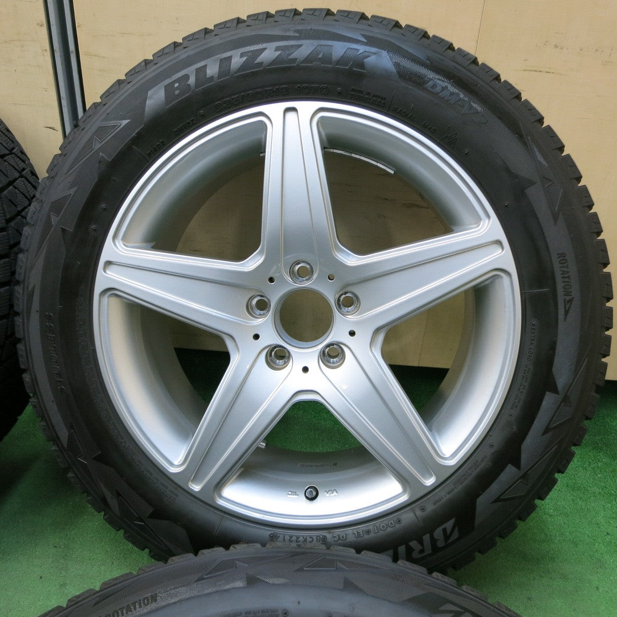 [送料無料] バリ溝！キレイ！8.5分★ベンツ アウディ 等 AGA Burg ブルグ 235/60R18 スタッドレス ブリヂストン ブリザック DM-V2 18インチ PCD112/5H★4112108SYス