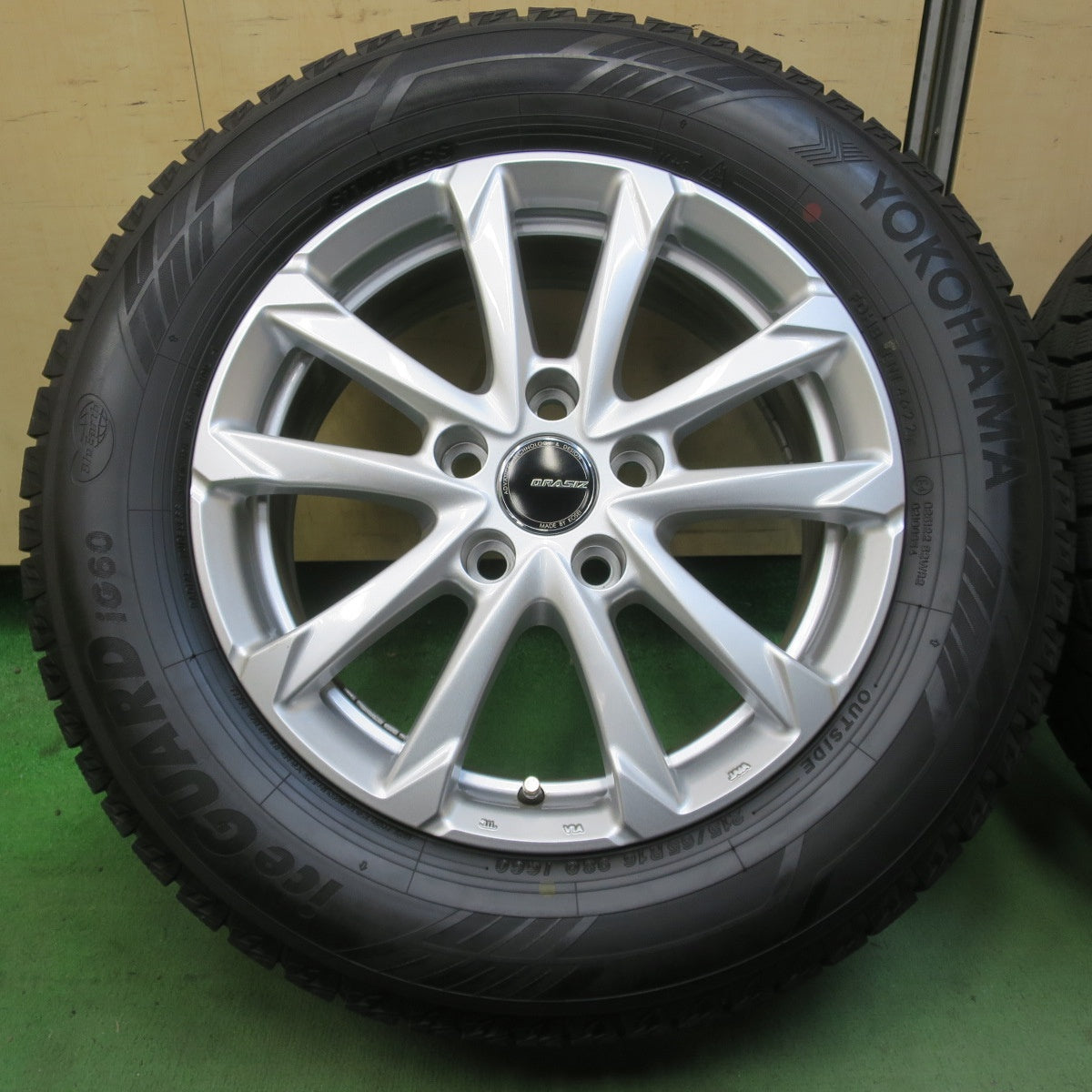 バリ溝！22年！キレイ！ほぼ10分★スタッドレス 215/65R16 ヨコハマ アイスガード iG60 QRASIZ KOSEI クレイシズ 16インチ PCD114.3/5H★6040712イス