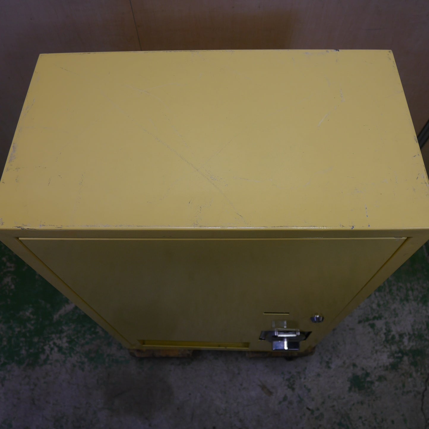 [送料無料] ☆手動式 自動 販売機 トレカ BOX トレーディング カード ボックス 自販機 ガチャ ガチャ メーカー 型式 不明 現状品②☆