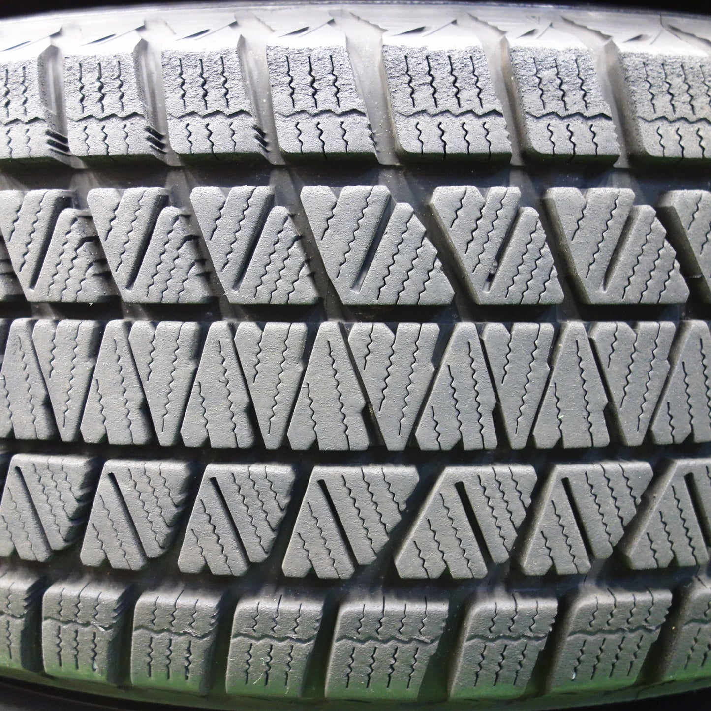 バリ溝！23年！キレイ！9.5分★レクサス 等 LEGCERA NX5 235/60R18 スタッドレス ブリヂストン ブリザック DM-V3 レグセラ 18インチ PCD114.3/5H★5112803KTス