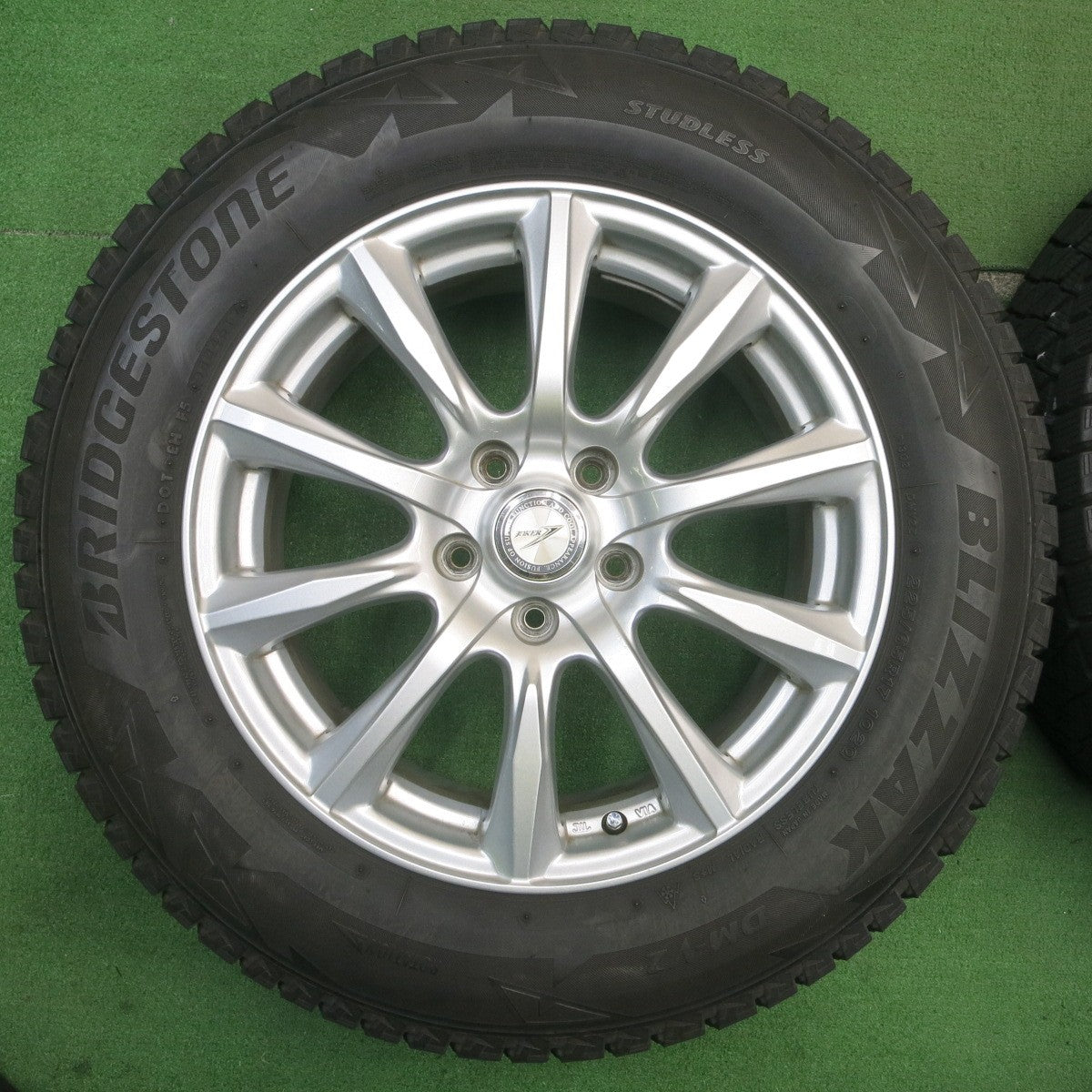 バリ溝！キレイ！9.5分★スタッドレス 225/65R17 ブリヂストン ブリザック DM-V2 JOKER ジョーカー 17インチ PCD114.3/5H★5051706NJス