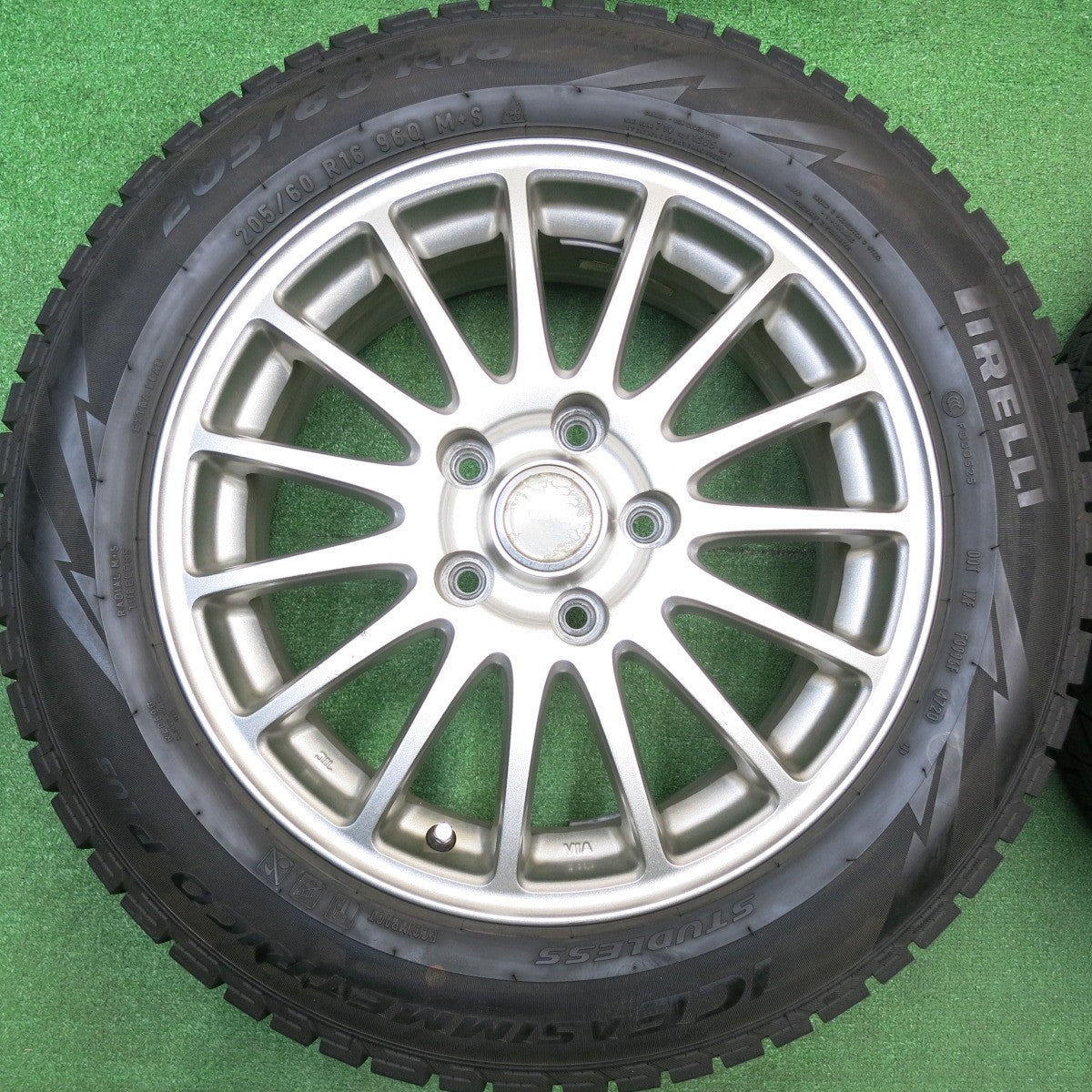 バリ溝！8.5分★スタッドレス 205/60R16 ピレリ アイスアシンメトリコ プラス ECO FORME エコフォルム 16インチ PCD114.3/5H★5112008HAス