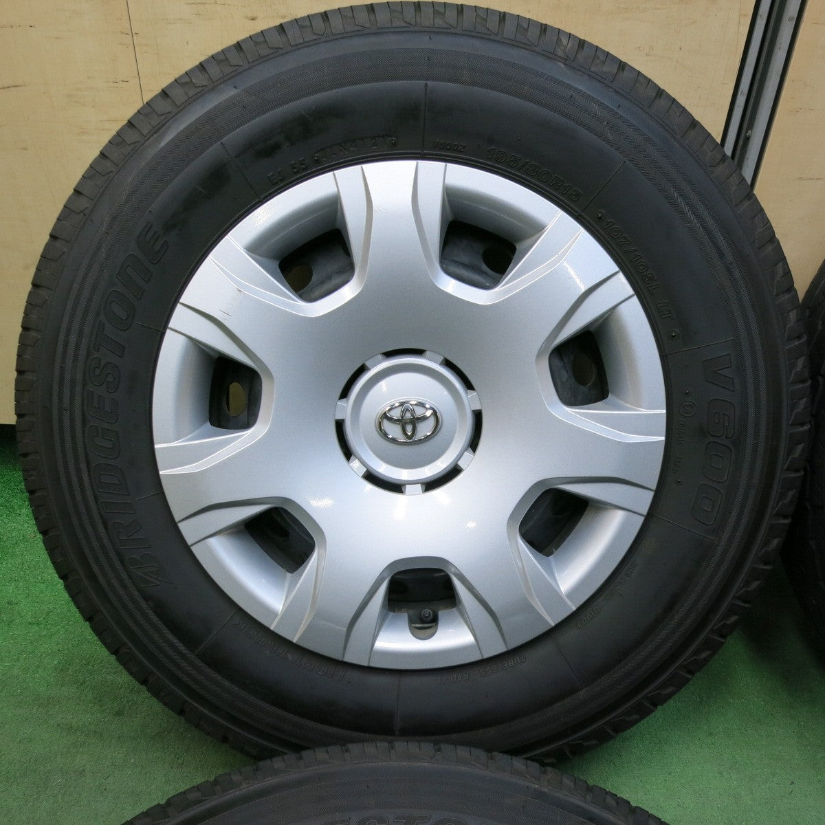 [送料無料] バリ溝！21年！9.5分★トヨタ 200系 ハイエース 純正 スチール 195/80R15 107/105L ブリヂストン V600 15インチ PCD139.7/6H★5022611SYノ