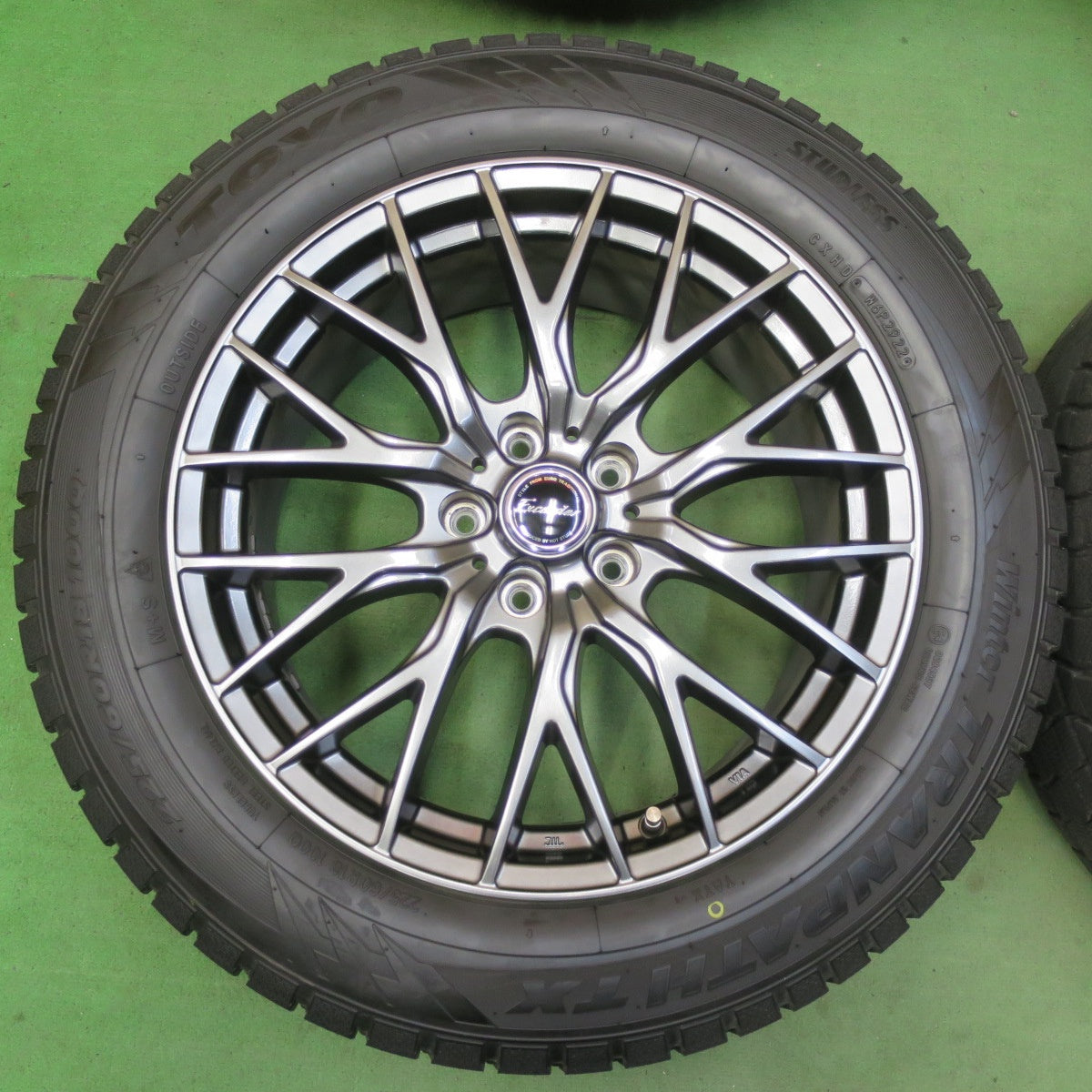 バリ溝！22年！キレイ！9.5分以上★スタッドレス 225/60R18 トーヨー ウインター トランパス TX Exceeder エクシーダー 18インチ PCD114.3/5H★5042402イス