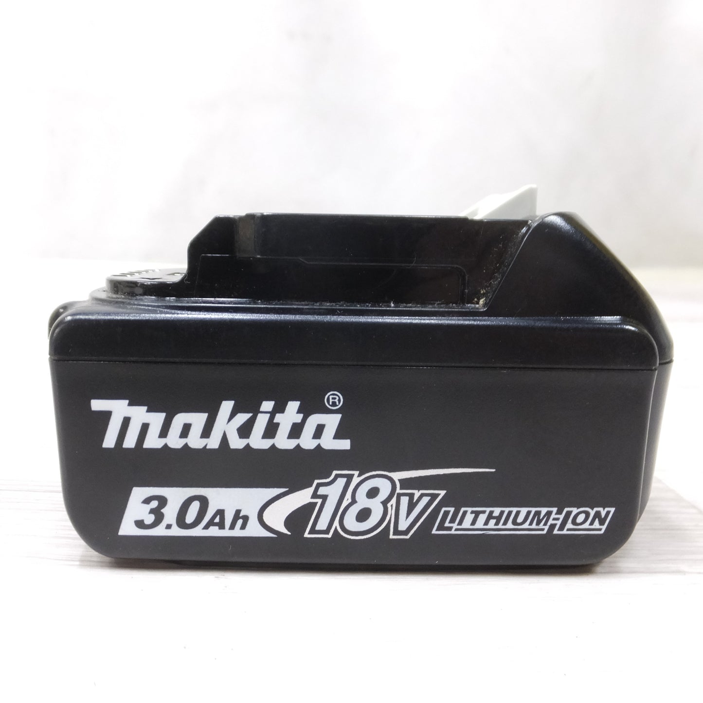 [送料無料] キレイ◆makita マキタ Li-on リチウムイオンバッテリー BL1830B DC18V 3.0Ah 54Wh 電動工具◆
