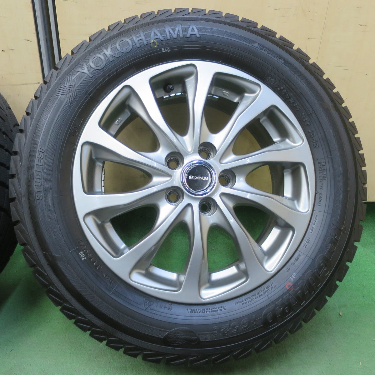 バリ溝！25年！キレイ！ほぼ10分★プリウス 等 195/65R15 スタッドレス ヨコハマ アイスガード iG52C BALMINUM TR10 バルミナ 15インチ PCD100/5H★6041705イス