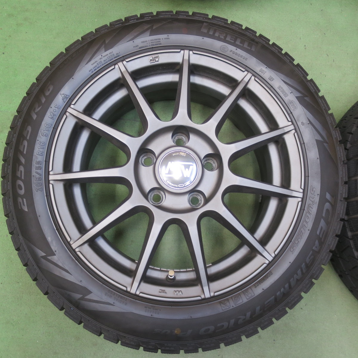 バリ溝！キレイ！9分◎BMW 等 MSW 85 O・Z 205/55R16 スタッドレス ピレリ アイスアシンメトリコ プラス 16インチ PCD120/5H◎6062705イス