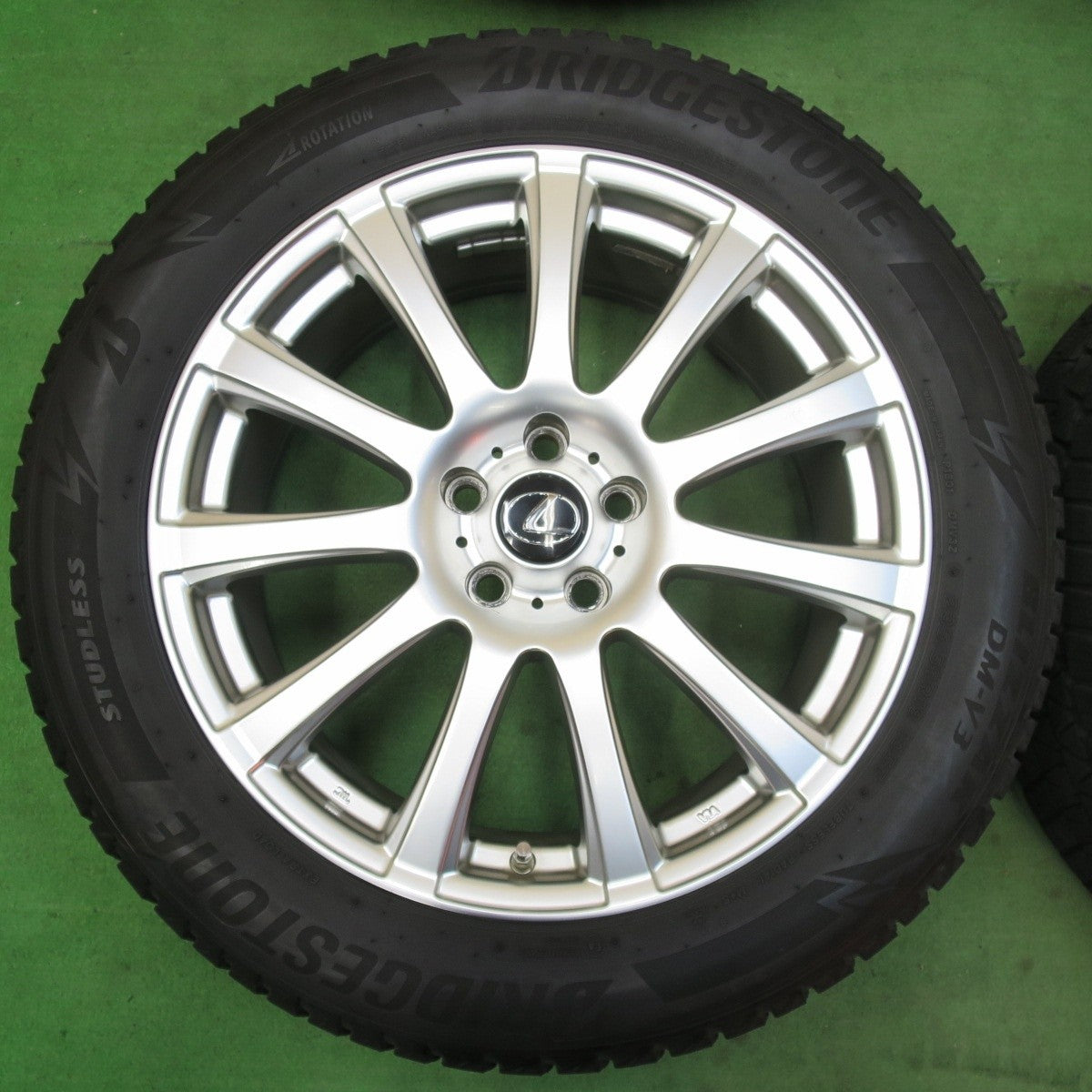 キレイ★レクサス 等 235/55R19 スタッドレス ブリヂストン ブリザック DM-V3 阿部商会 19インチ PCD114.3/5H★5020101イス