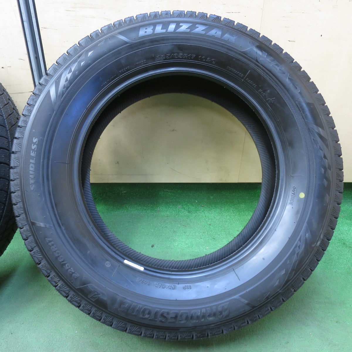 ほぼ未使用！24年！2本★スタッドレス 225/65R17 ブリヂストン ブリザック VRX3 タイヤ 17インチ 40系 アルファード ヴェルファイア 等★5112002イスタ