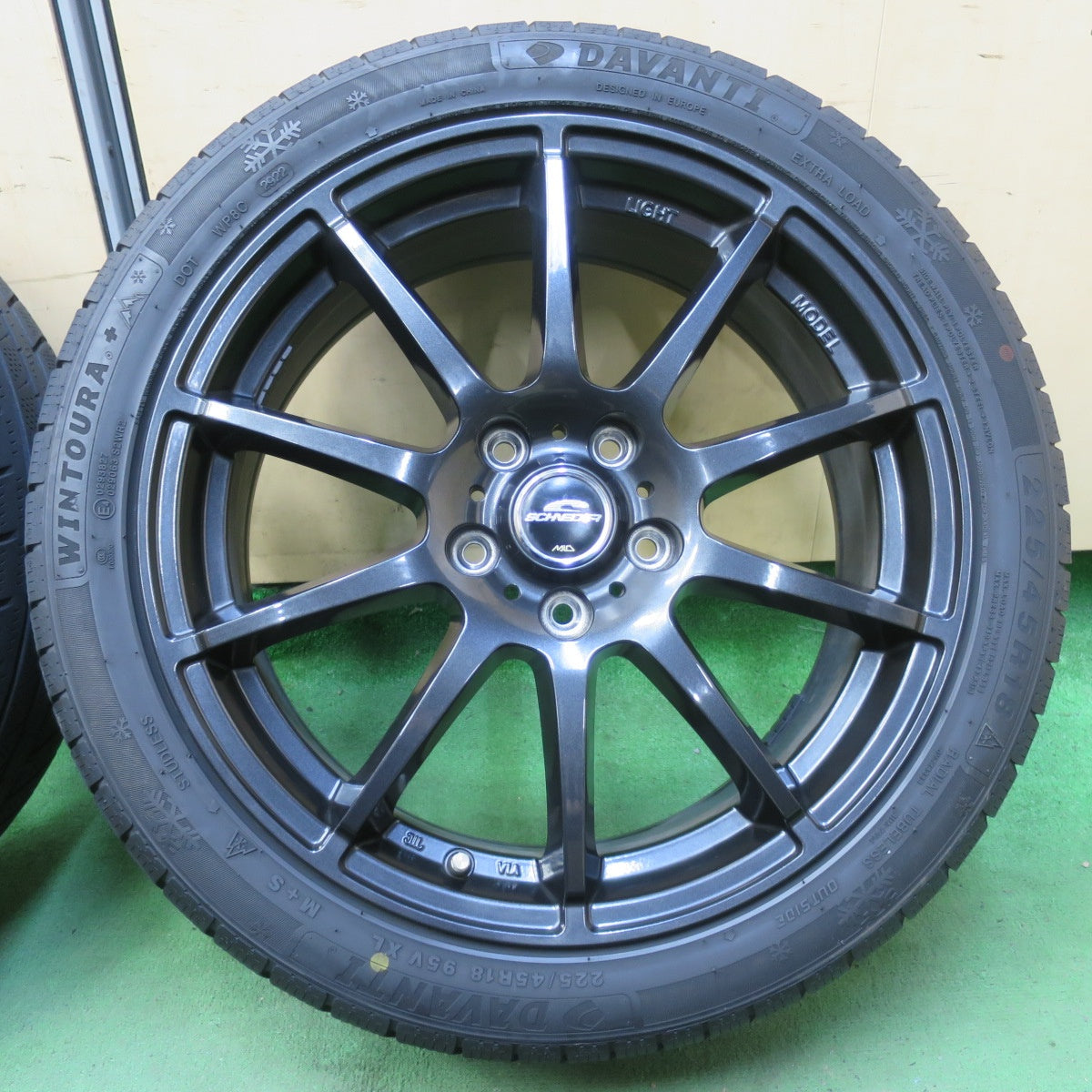 バリ溝！22年！8.5分★スタッドレス 225/45R18 ダヴァンティ WINTOURA+ SCHNEIDER MiD シュナイダー 18インチ PCD114.3/5H★5100902イス