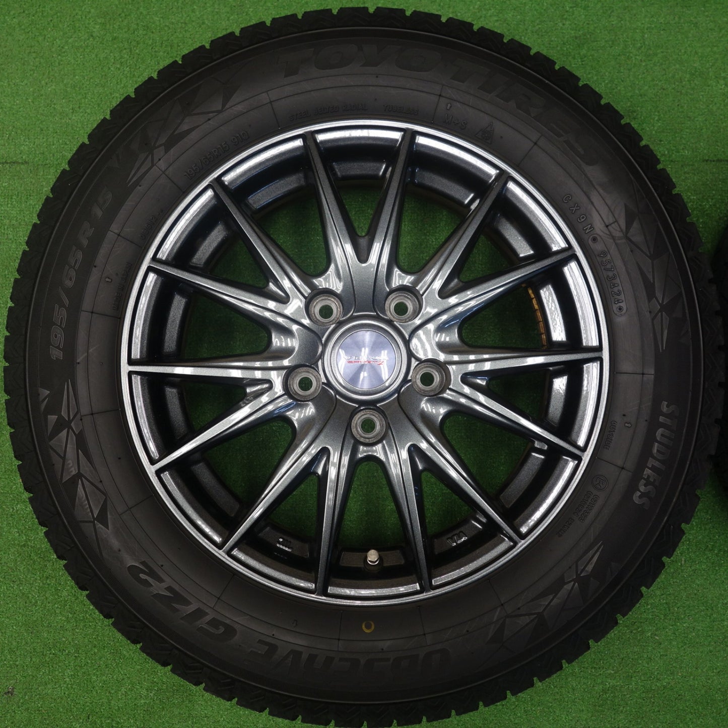 バリ溝！24年！キレイ！9.5分★スタッドレス 195/65R15 トーヨー オブザーブ GIZ2 VELVA SPORTZ ヴェルヴァ 15インチ PCD114.3/5H★6042402KTス