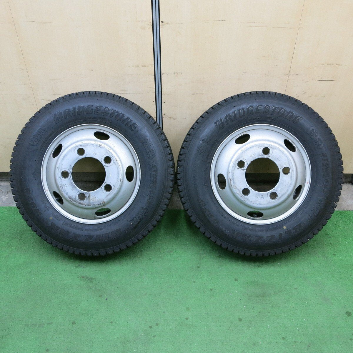バリ溝！22年！ほぼ10分！2本★トラック タイヤ 195/85R16 114/112L スタッドレス ブリヂストン ブリザック W979 TOPY スチール 116.5-8TC PCD203.2/5H★5021907ナス