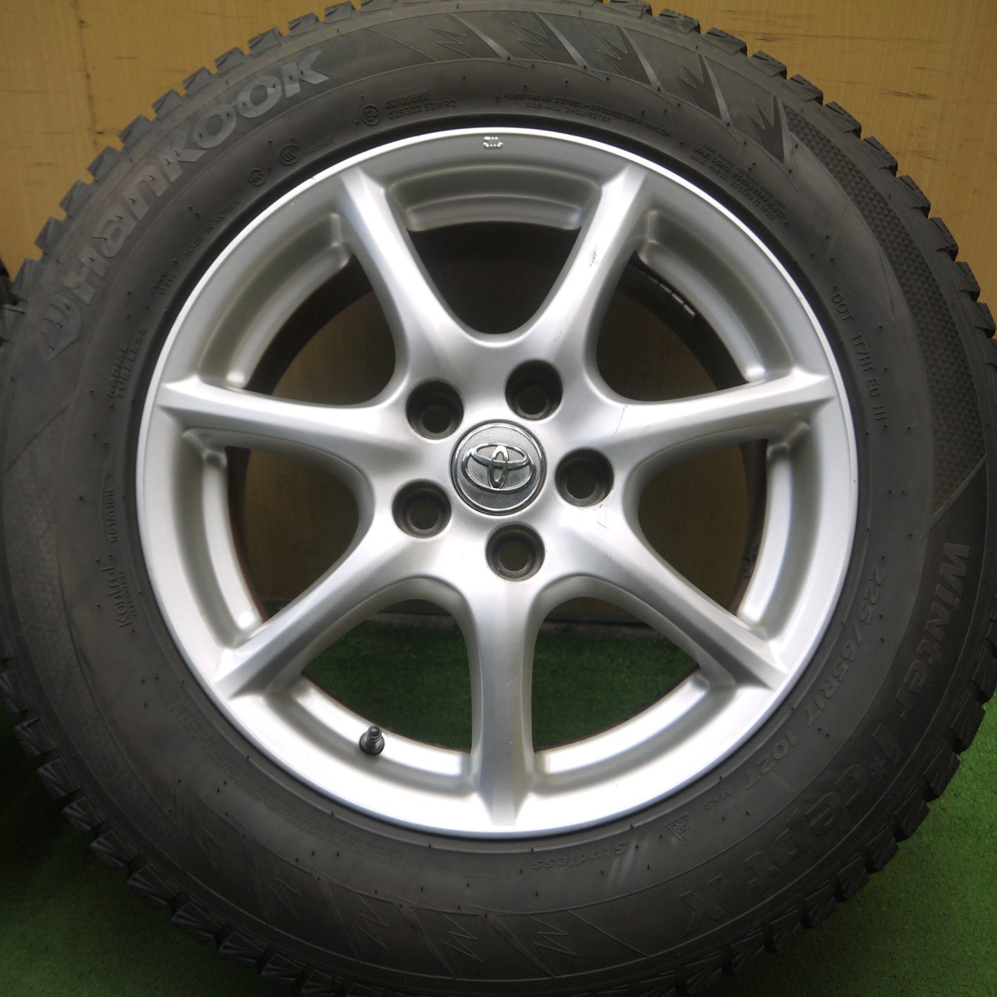 *送料無料* バリ溝！22年！9.5分★トヨタ 50系 エスティマ 純正 225/65R17 スタッドレス ハンコック ウインター アイセプトX PCD114.3/5H★4070105Hス