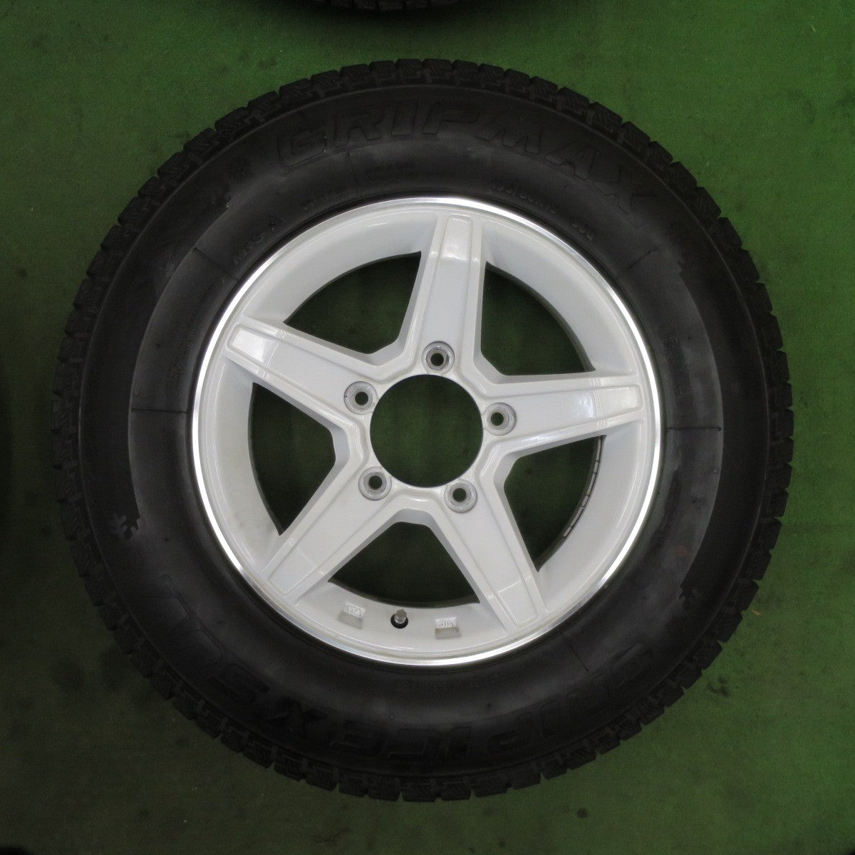 バリ溝！23年！キレイ！9.5分★ジムニー シエラ 等 195/80R15 スタッドレス グリップマックス GRIP ICE SUV 社外 アルミ 15インチ PCD139.7/5H★6042701TTス