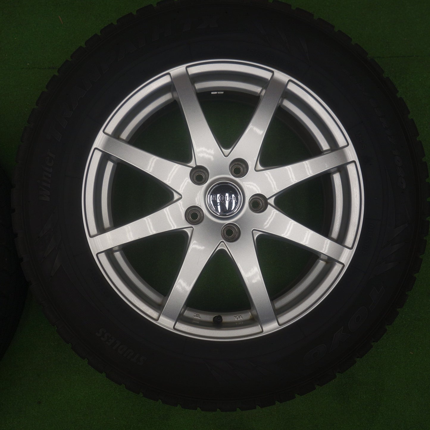 バリ溝！22年！キレイ！9.5分★スタッドレス 225/65R17 トーヨー ウインター トランパス TX AQUA アクア 17インチ PCD114.3/5H★6040303KTス
