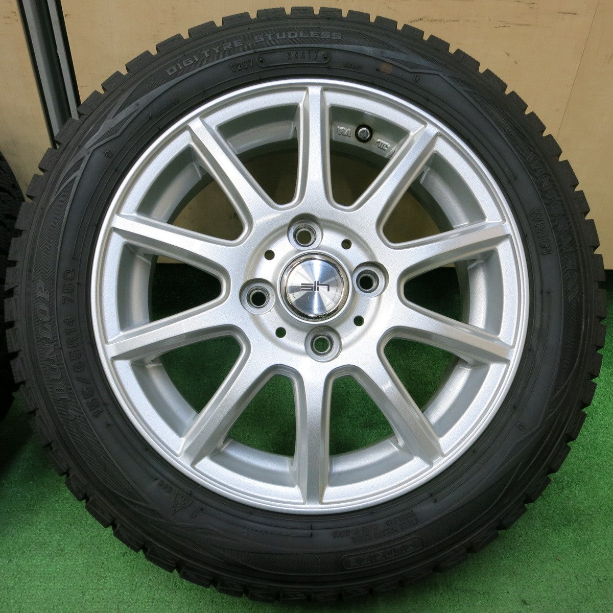 *送料無料* バリ溝！キレイ！ほぼ10分★スタッドレス 155/65R14 ダンロップ ウインターマックス WM01 slh 社外 アルミ 14インチ PCD100/4H★4052102イス