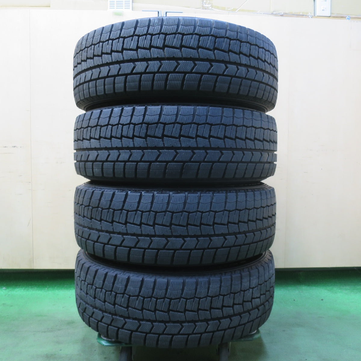 バリ溝！24年！キレイ！ほぼ10分★スタッドレス 205/60R16 ダンロップ ウインターマックス WM02 JOKER ジョーカー 16インチ PCD114.3/5H★5112902イス