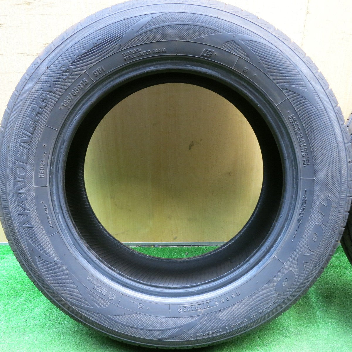 バリ溝！23年！9.5分★195/65R15 トーヨー ナノエナジー 3 プラス NANOENERGY 3+ タイヤ 15インチ プリウス 等★5071701HAノタ