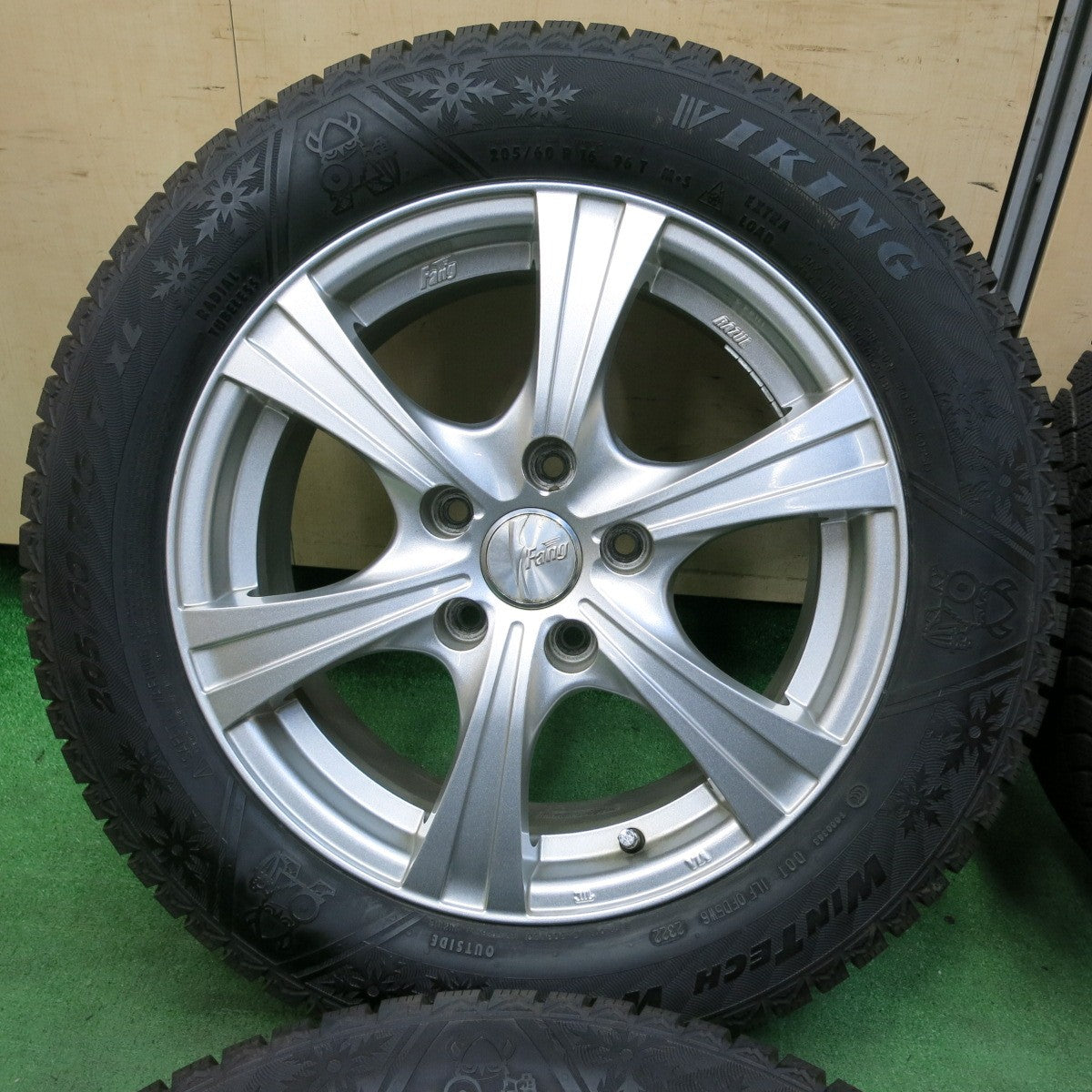 [送料無料] バリ溝！22年！キレイ！9.5分以上★スタッドレス 205/60R16 バイキング WINTECH WT6 Fang ファング 16インチ PCD114.3/5H★4092602SYス