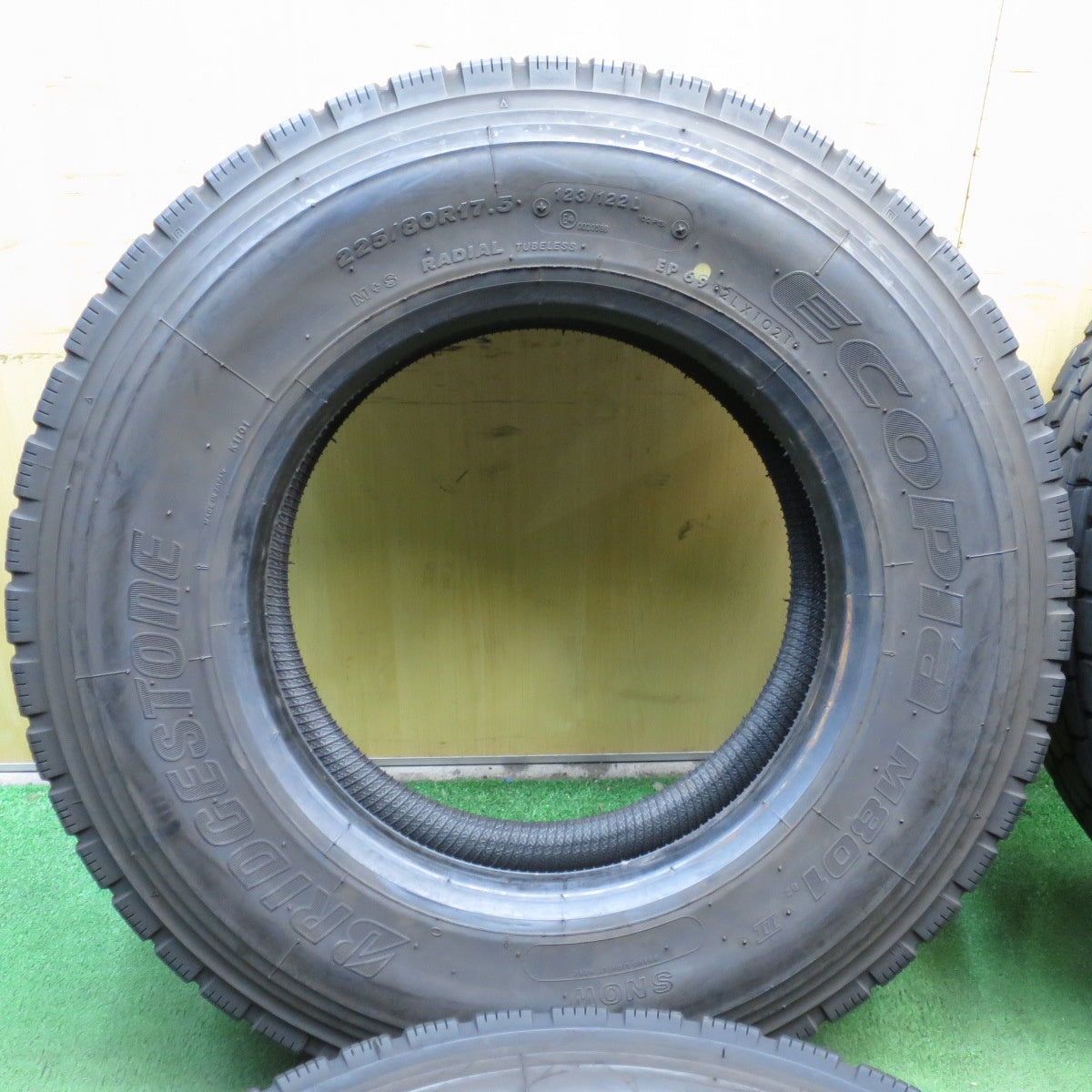 *送料無料* バリ溝！22年！9.5分★トラック タイヤ 225/80R17.5 123/122L ブリヂストン エコピア M801Ⅱ ミックス 17.5インチ★4033004KKスタ