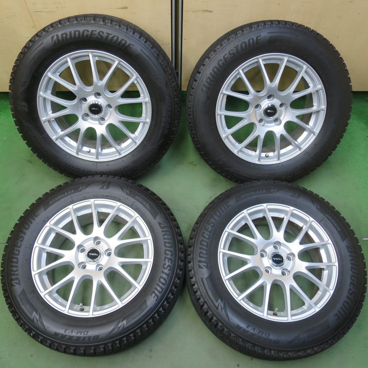バリ溝！キレイ！9分◎スタッドレス 225/65R17 ブリヂストン ブリザック DM-V3 TOPRUN トップラン 17インチ PCD114.3/5H◎6090410イス