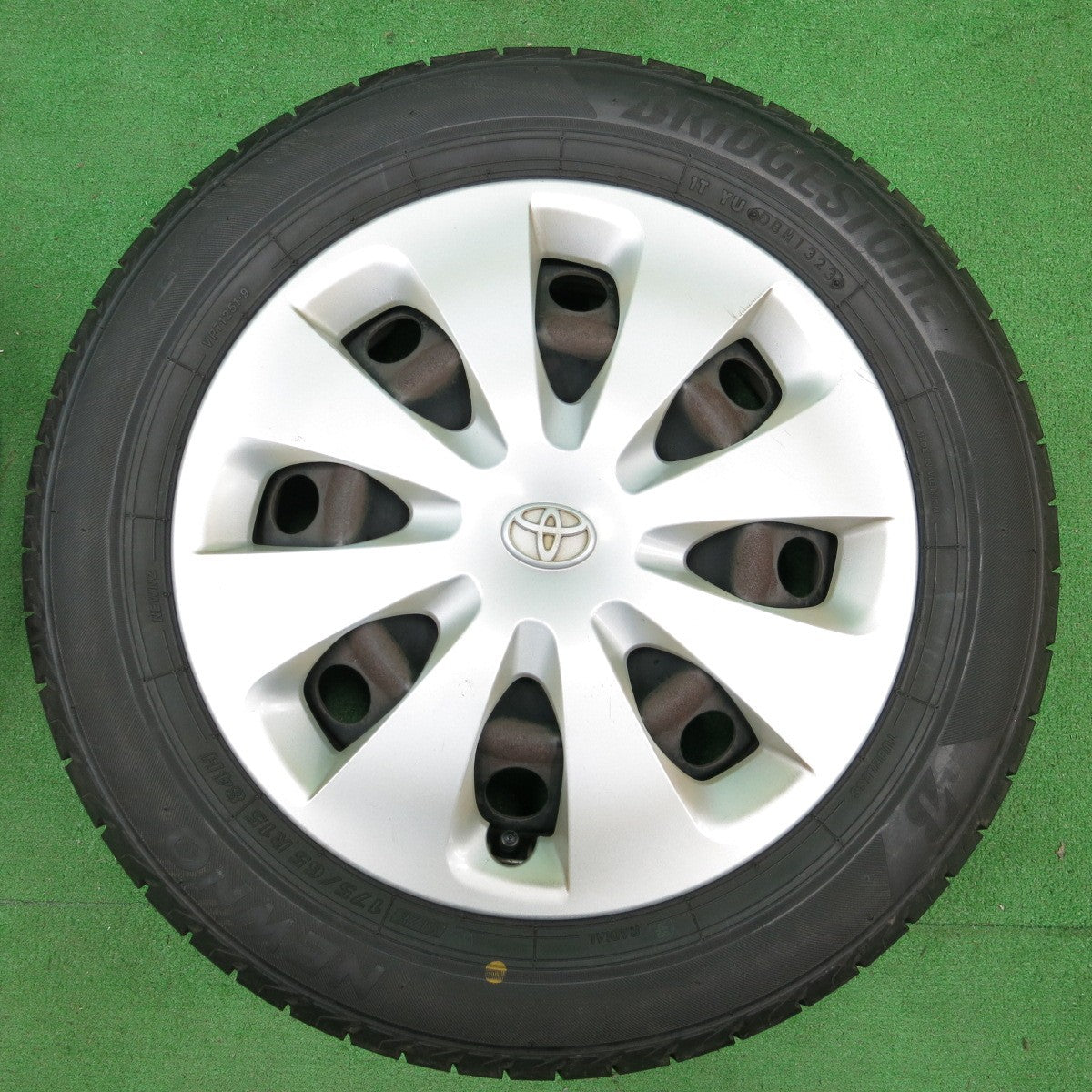 *送料無料* 超バリ溝！23年！ほぼ10分★トヨタ NHP10 アクア 純正 スチール 175/65R15 ブリヂストン NEWNO エコピア PCD100/4H★4052803ナノ