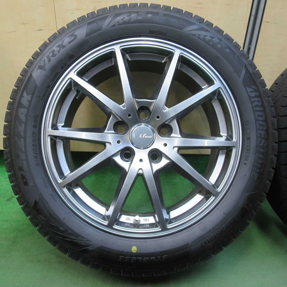 バリ溝！24年！キレイ！ほぼ10分★スタッドレス 215/55R17 ブリヂストン ブリザック VRX3 LF SPORT LF2 LFスポーツ 17インチ PCD114.3/5H★5112206イス