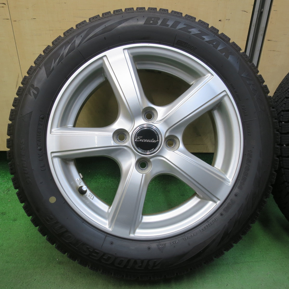 バリ溝！8.5分★スタッドレス 155/65R14 ブリヂストン ブリザック VRX2 Exceeder エクシーダー 14インチ PCD100/4H★5123109イス