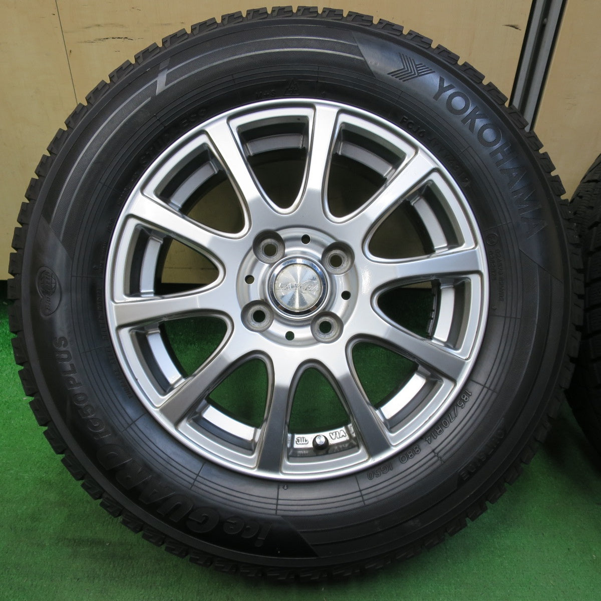[送料無料] バリ溝！9分★スタッドレス 185/70R14 ヨコハマ アイスガード iG50 プラス LAYCEA レイシア 14インチ PCD100/4H★4102102イス