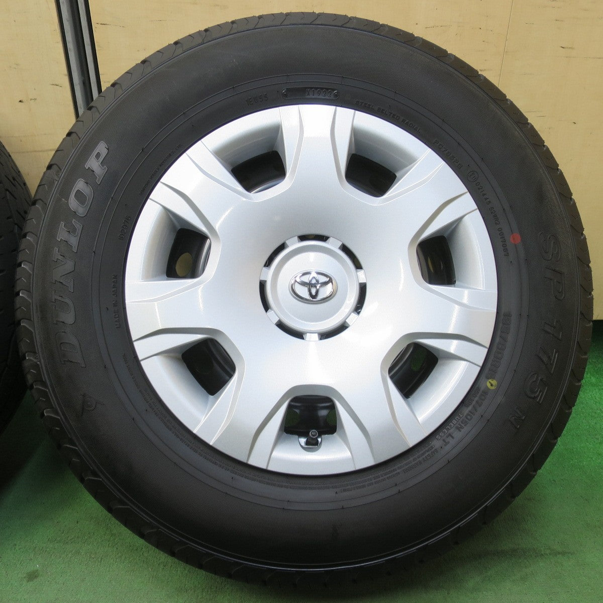 新車外し！22年★トヨタ 200系 ハイエース 純正 スチール 195/80R15 107/105N ダンロップ SP175N 15インチ PCD139.7/6H★6011001イノ