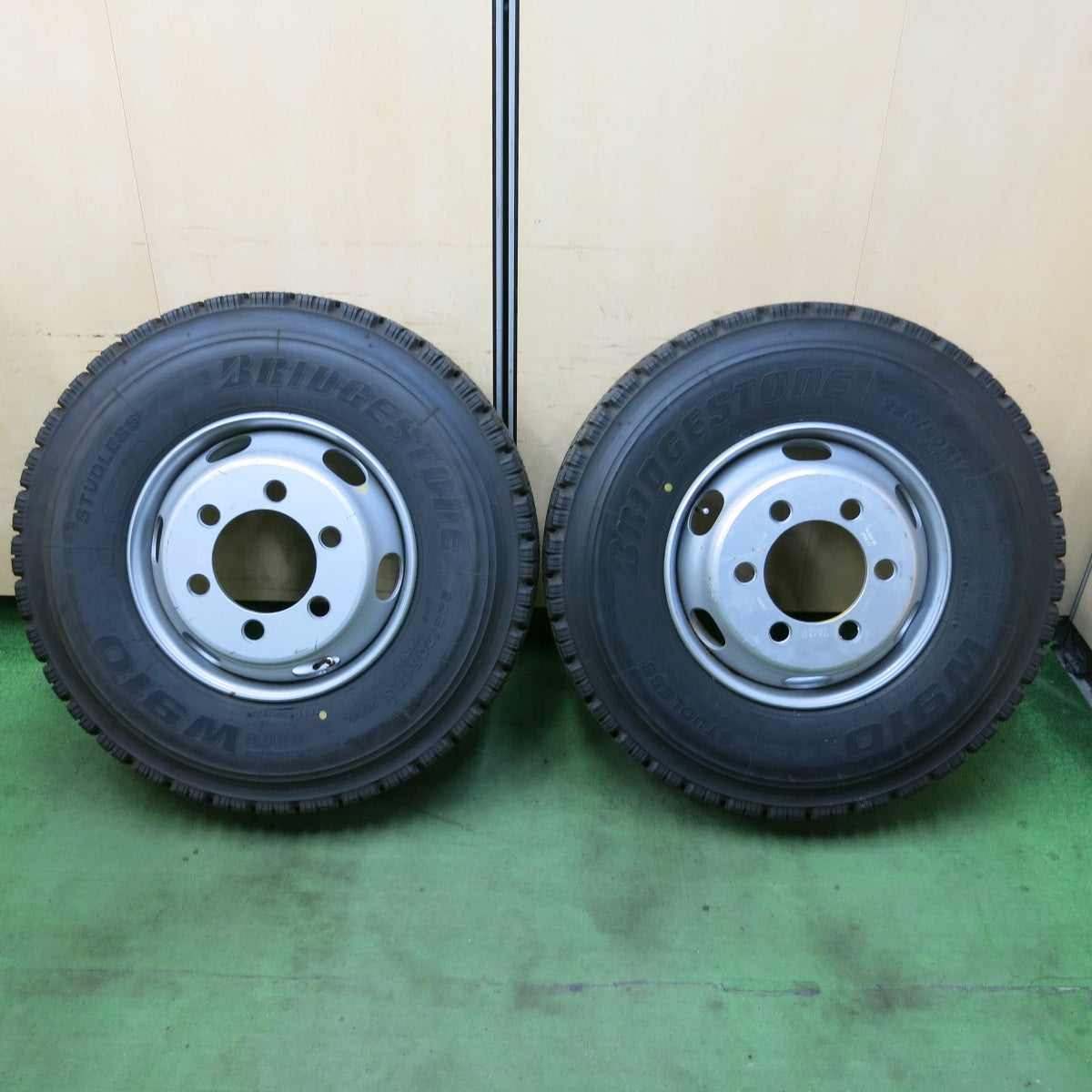 タイヤほぼ未使用！21年！キレイ！2本★トラック タイヤ 225/90R17.5 127/125L スタッドレス ブリヂストン W910 スチール ホイール MAXION9 17.5インチ PCD222.25/6H★5050902ナス