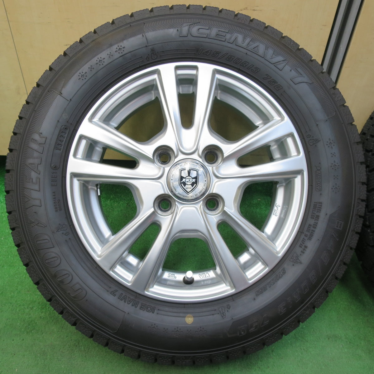 [送料無料] 超バリ溝！23年！キレイ！ほぼ10分★スタッドレス 145/80R13 グッドイヤー アイスナビ7 JOKER ジョーカー 13インチ PCD100/4H★4120610イス