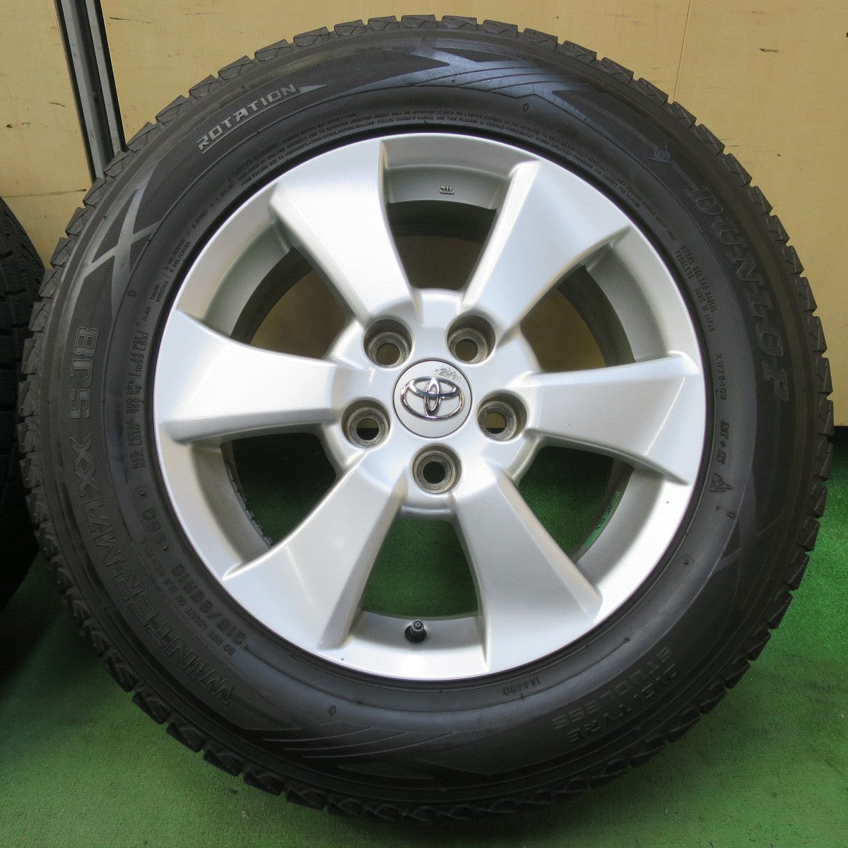 キレイ★トヨタ 20系 ヴェルファイア アルファード 純正 215/65R16 スタッドレス ダンロップ ウインターマックス SJ8 16インチ PCD114.3/5H★5101502イス