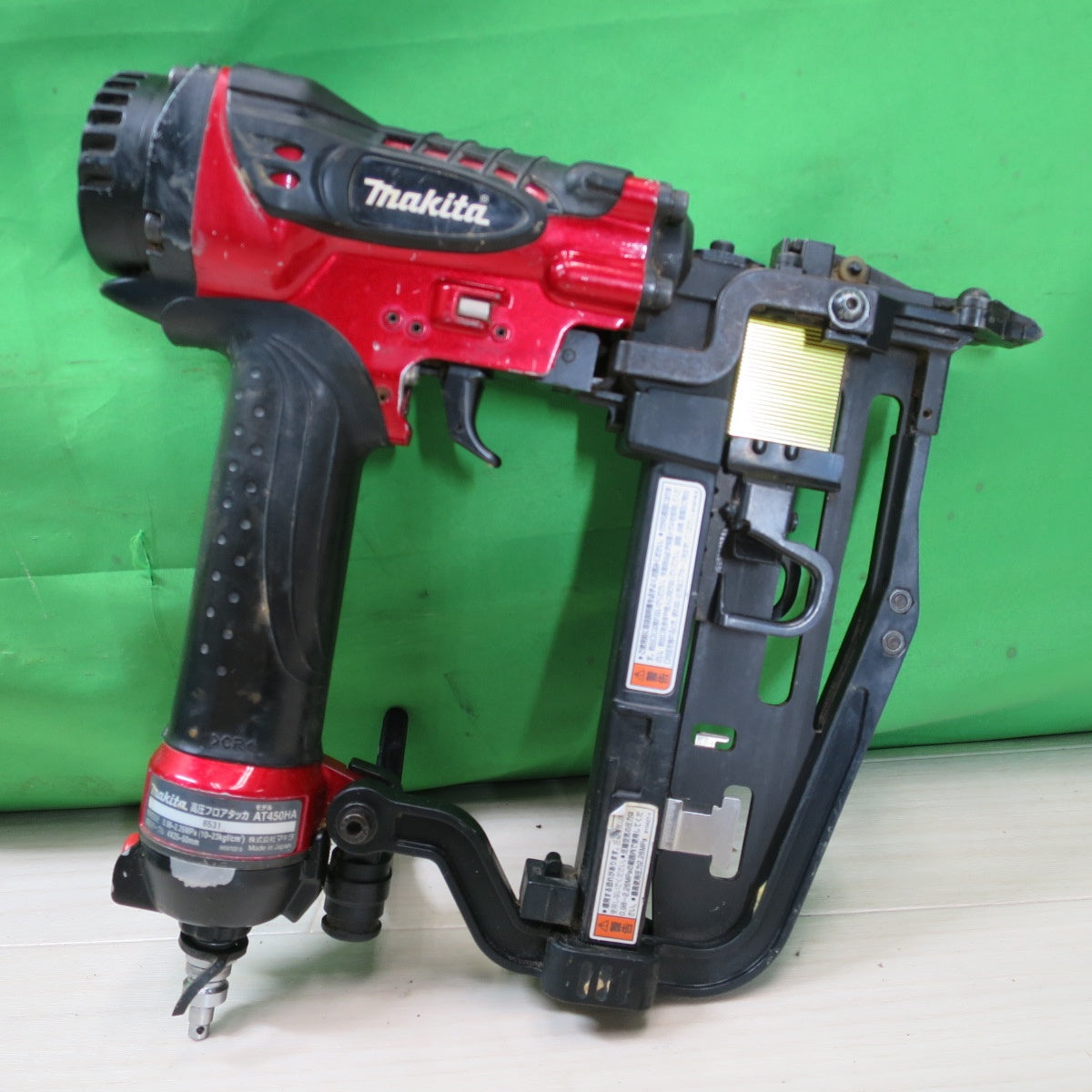 [送料無料] ☆マキタ 高圧 フロア タッカ エアダスタ付 フロア用 ステープル 4MA線 AT450HA ケース付き エア 工具☆