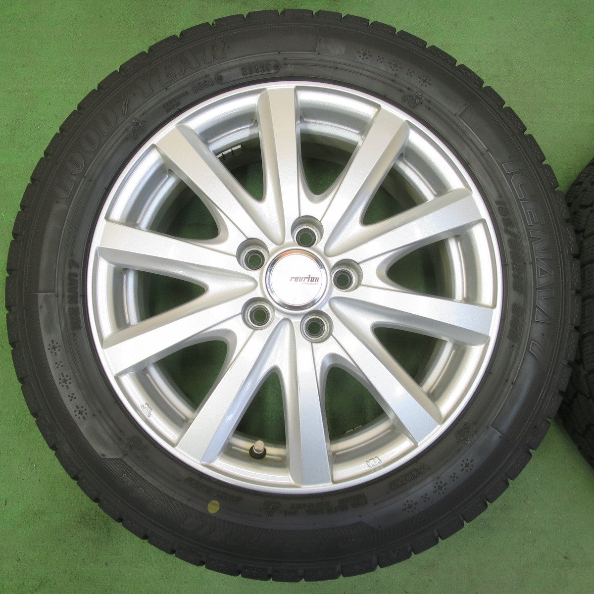バリ溝！キレイ！9分★シエンタ 等 185/60R15 スタッドレス グッドイヤー アイスナビ7 ravrion RS01 ラブリオン 15インチ PCD100/5H★5050511イス