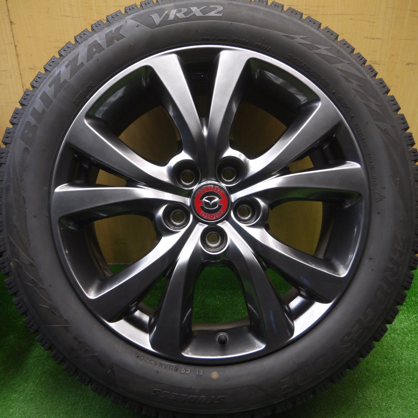 [送料無料] バリ溝！20年！キレイ！9.5分★マツダ CX-30 100周年 特別記念車 純正 215/55R18 スタッドレス ブリヂストン ブリザック VRX2 18インチ PCD114.3/5H★4122004Hス