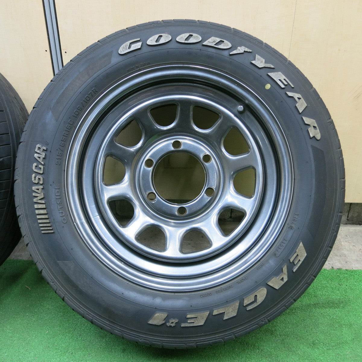 *送料無料* バリ溝！キレイ！8.5分★ハイエース 等 DAYTONA デイトナ 215/65R16C 109/107R グッドイヤー イーグル #1 ホワイトレター 16インチ PCD139.7/6H★4060501ナノ
