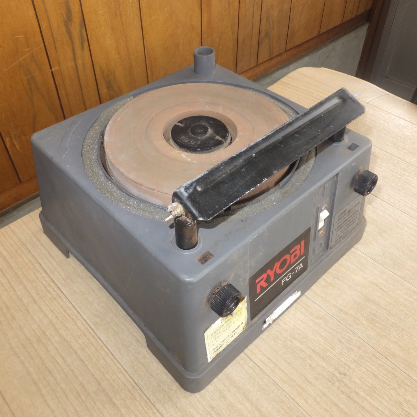 [送料無料] ★リョービ RYOBI 研磨機 FG-7A　砥石サイズ 180φ×20t×70φ　100V 61W 50～60Hz 回転数 600R.P.M.★