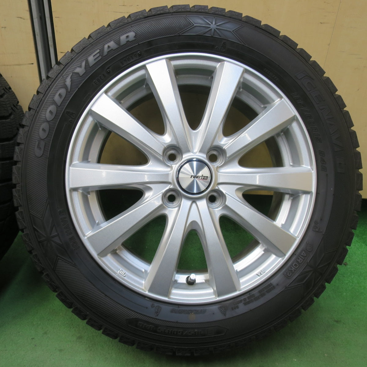 バリ溝！キレイ！ほぼ10分★スタッドレス 185/60R15 グッドイヤー アイスナビ6 ravrion RS01 ラブリオン 15インチ PCD100/4H★5121010イス