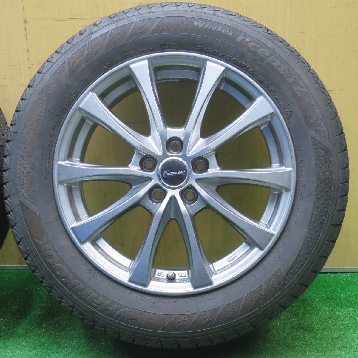 バリ溝！22年！キレイ！9.5分★エクシーガ 等 205/60R16 スタッドレス ハンコック ウインター アイセプト IZ2A Exceeder エクシーダー 16インチ PCD100/5H★5111307NJス
