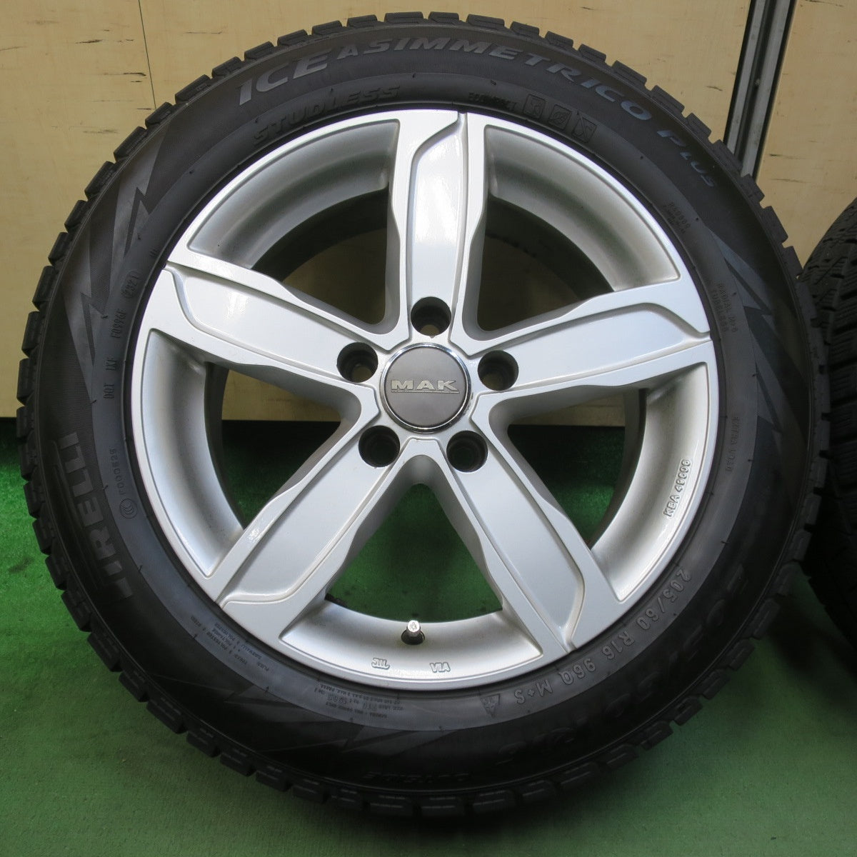 バリ溝！21年！9分★アウディ A4 等 MAK STADT 205/60R16 スタッドレス ピレリ アイスアシンメトリコ プラス シュタッド 16インチ PCD112/5H★5112205イス
