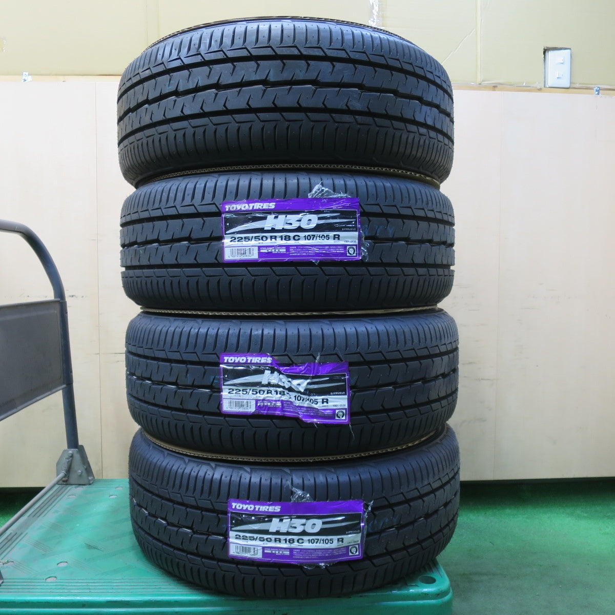 [送料無料] 未使用！24年★ハイエース DELF 01 FLEX 225/50R18C 107/105R トーヨー H30 18インチ デルフ フレックス PCD139.7/6H★5031008イノ