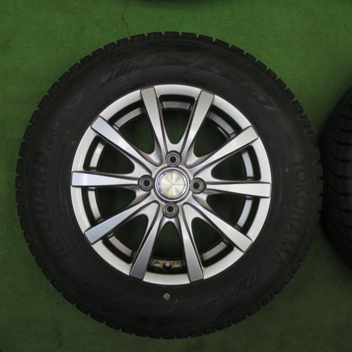 バリ溝！23年！キレイ！9.5分★スタッドレス 185/70R14 ヨコハマ アイスガード iG60 GRASS グラス 14インチ PCD100/4H★6021501TTス